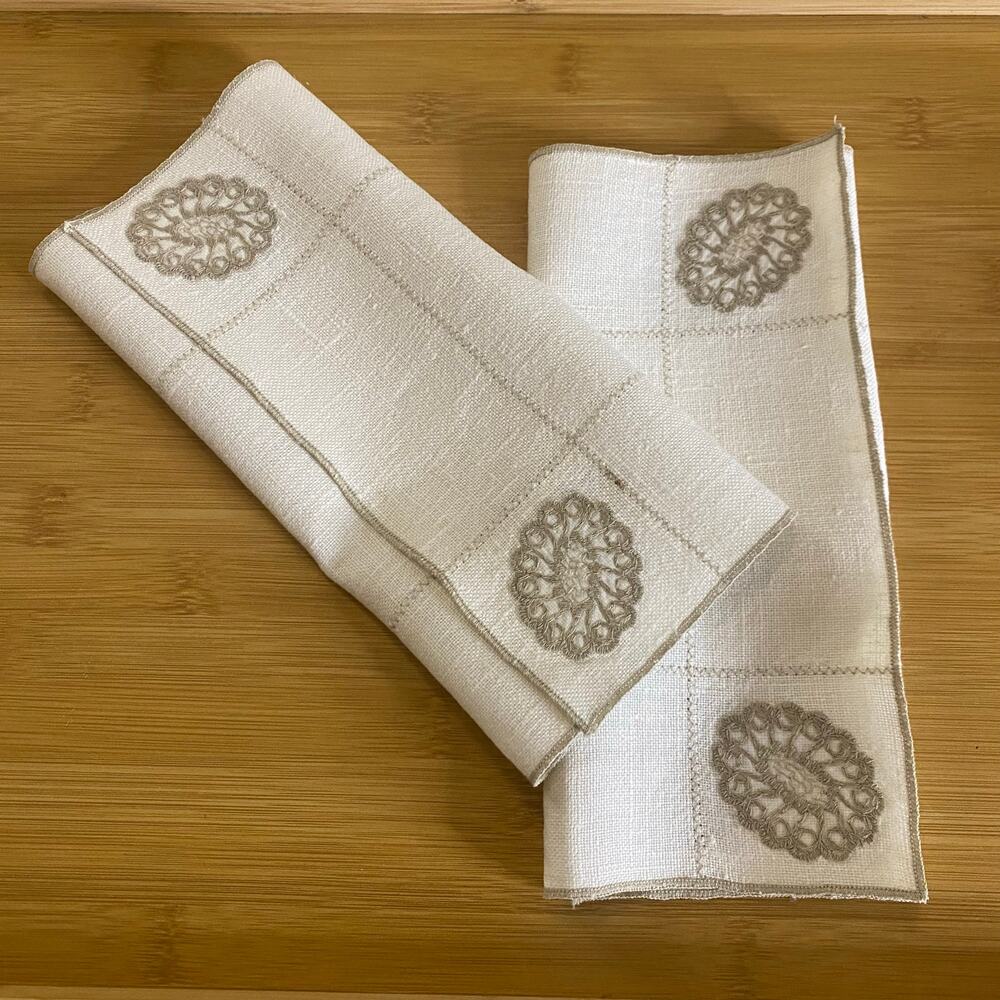 Set of 2 Vintage Linen Medallion Applique Napkins Beige Farmhouse Cottagecore